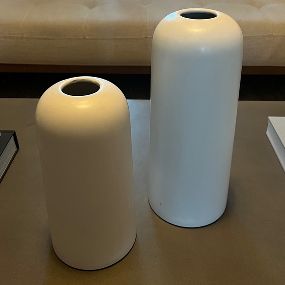 Minimalist White ceramic vases - Picture 2 of 3